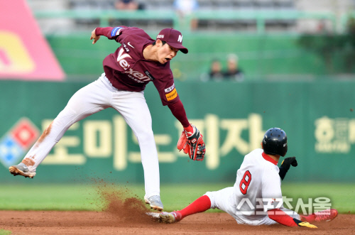 [포토]넥센 유격수 김혜성 '낙하보다 슬라이딩이 빠르네'