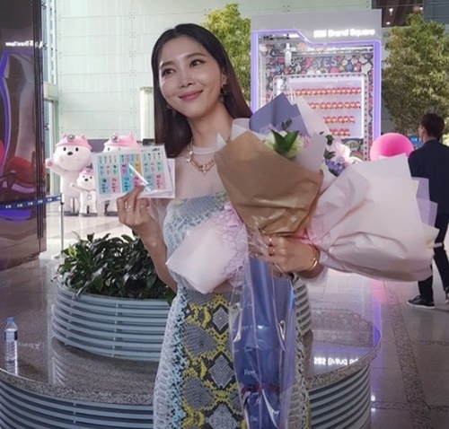 [★SNS] '훈남정음' 오윤아, 팬 선물 인증샷 "사랑스러워"