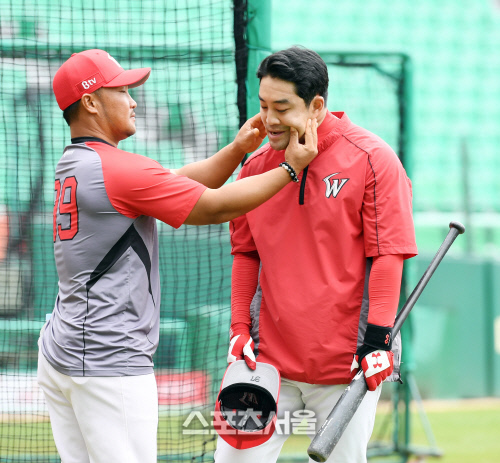 [포토] 장난치는 정경배 코치-정의윤