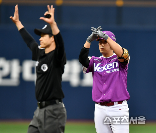 [포토]2루타로 찬스 잇는 장영석