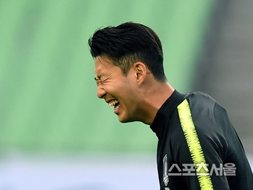 [포토] 손흥민, 내일 평가전 뒤에도...웃는다!