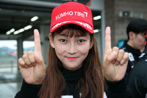 김태희처럼 예쁜 레이서 김태희, '슈퍼챌린지 슈퍼스파크에서 우승!'