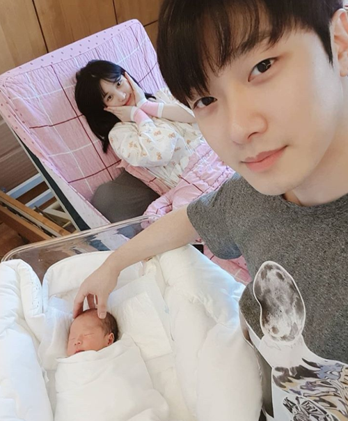 [★SNS] '득남' 최민환♥율희, 첫 가족사진 "너무 행복, 잘 살겠다"