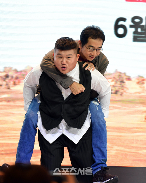 [포토] 조세호, 유호진 PD 가뿐하게 업고