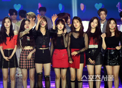 [포토] 유니티(UNI.T), 팬들의 환호에 미소 지으며~