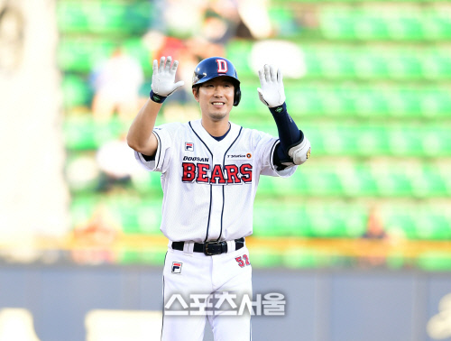 [포토] 김재호 \'주자 세명 들여 보냈어\'