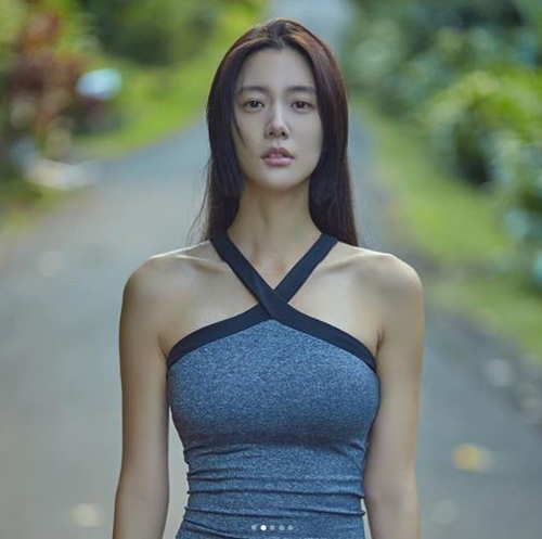 클라라, 밀착 트레이닝 복으로 뽐낸 '콜라병 몸매'
