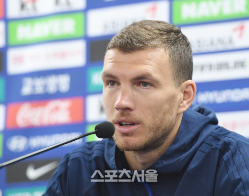 [포토] 보스니아의 에딘 제코, 한국팬들의 환대에...