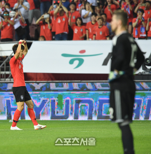 [포토] 이재성의 하트, 동점골 세레모니~