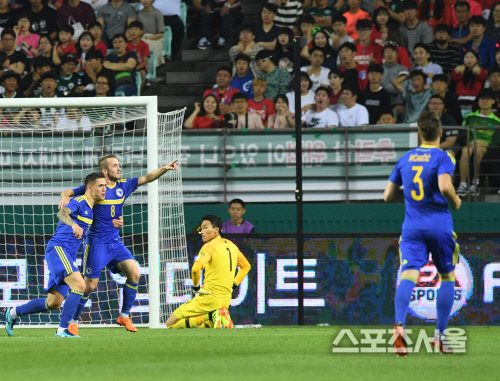 [포토] 보스니아 평가전, 세번째 골을 허용하다니...