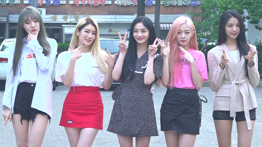 [SS쇼캠] 프리스틴 V (PRISTIN V), 시선 사로잡는 명품 각선미 ('뮤직뱅크' 출근길)