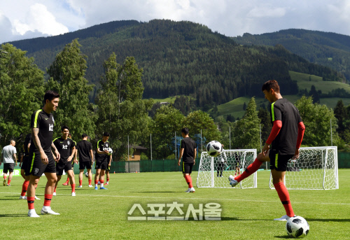 [포토] 이용-김민우, 전훈을 시작하는...패스 게임!