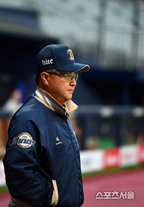 1승이 절실한 김경문 감독, 차분히 그라운드 응시[포토]