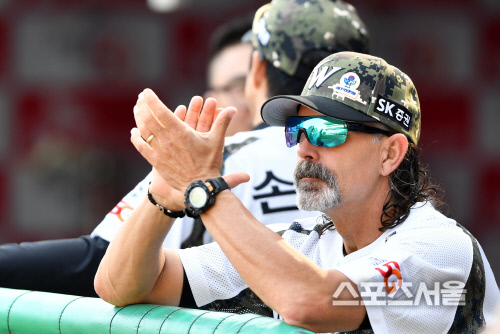 현충일 힐만감독 '밀리터리 룩 모자쓰 고 지휘'[포토]