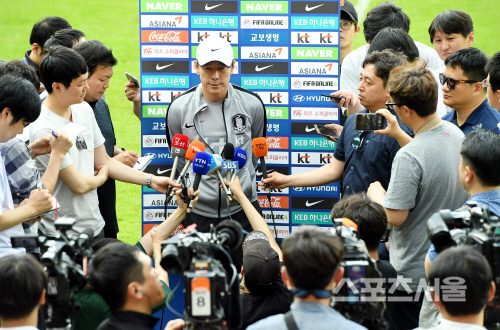 [포토] 신태용 감독, 볼리비아 평가전 통해서...