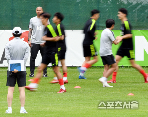 [포토] 신태용 감독-차두리 코치, 평가전 준비는...?