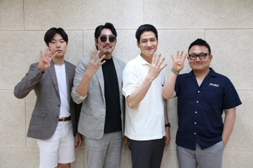 '독전', 개봉 16일 만 400만 관객 돌파...조진웅X류준열 인증샷 공개