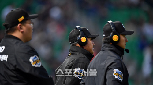 비디오판독하는최수원심판과박종철심판[포토]