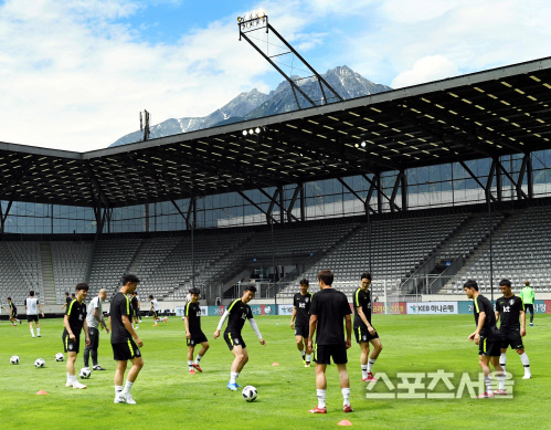 [포토] 손흥민, 볼리비아 평가전...전반은 출격 대기?