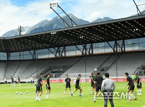 [포토] 축구대표팀의 볼리비아 평가전, 알프스 산맥 아래 몸풀기!