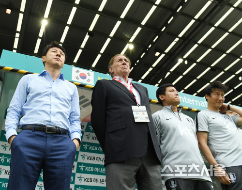 [포토] 신태용 감독-그란데 코치, 평가전은 평가전일 뿐!