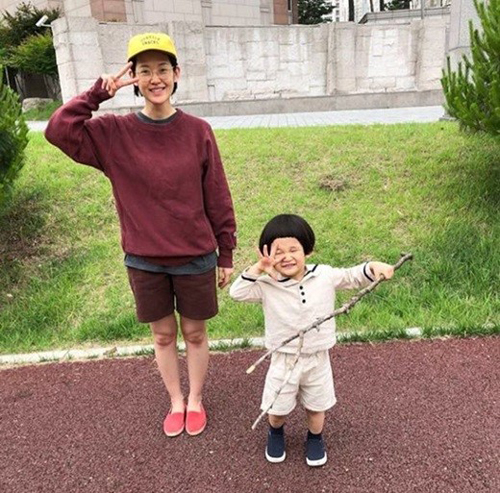 [★SNS] 하시시박, 둘째 출산 후 첫 근황 "시하와 함께"