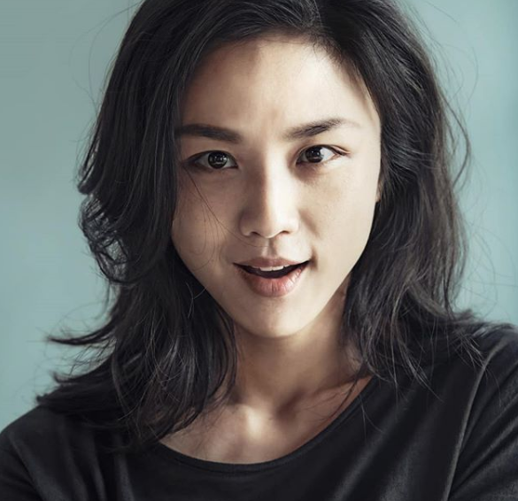 탕웨이, 민낯도 굴욕 없는 미모 (화보)