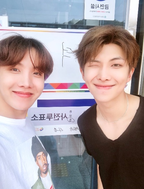 [★SNS] 방탄소년단 제이홉-RM, 사전투표 마지막 날 인증샷 '윙크'