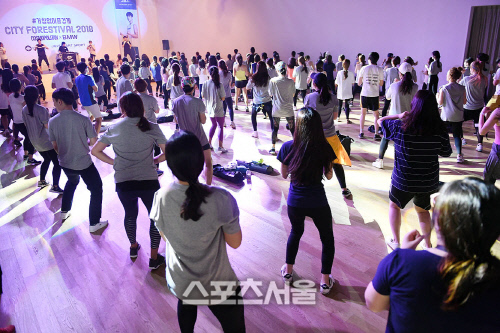 댄스를 즐기는 시티 포레스티벌의 여성들, 따라해봐요~[포토]