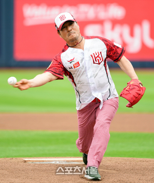 [포토] 강백호 父 강창열 \'강속구 시구\'