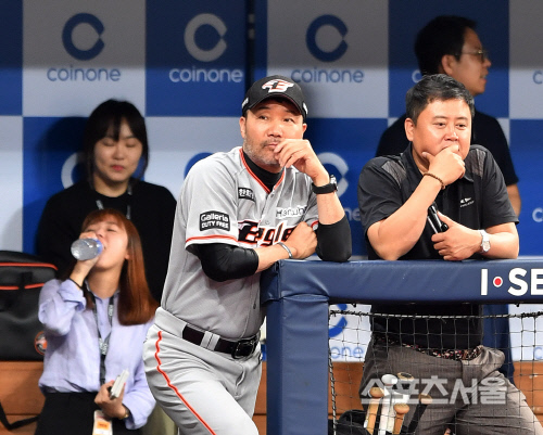 [포토]생각에 잠긴 한용덕 감독 '끝까지 이 페이스로 쭉~~!'