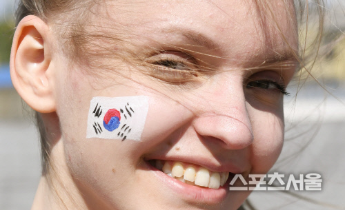[포토] 러시아 자원봉사자의 태극기 페이스페인팅, 아름다워요~!