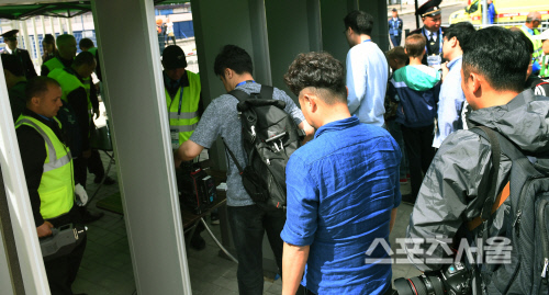 [포토] 축구대표팀의 러시아 현지 훈련장, 엄격한 보안 검색!