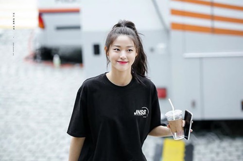 [투표소 찾은 ★]설현, 투표 독려 "다들 투표하셨을까요?"