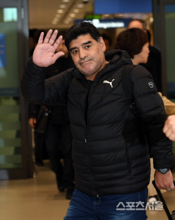 마라도나의 독설 "2026년 월드컵 개최지 3개국은 축구 열정이 없다"