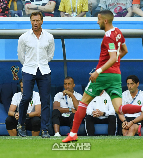 [포토] 모로코의 레나르 감독, 셔츠 한장의 카리스마~!