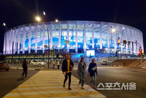 [포토] 불 밝힌 니즈니 스타디움, 스웨덴전 결전이 다가온다!