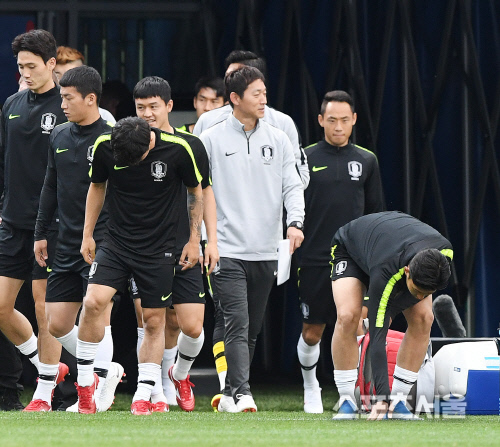 [포토] 손흥민의 니즈니 스타디움 도착, 처음 한 일은...?