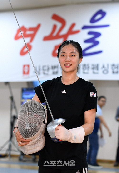 '미녀검객' 김지연 亞 선수권 2연패, 한국 첫 날 메달 4개 획득