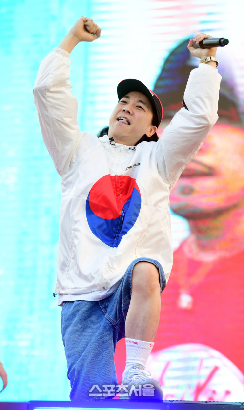 [포토] 래퍼 넉살 '응원 시작해 봅시다'