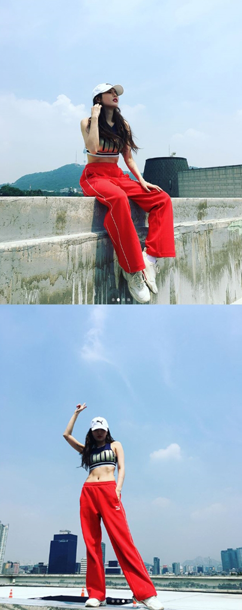 "이 비율+복근 실화?" 현아, 트레이닝복으로 건강美 발산