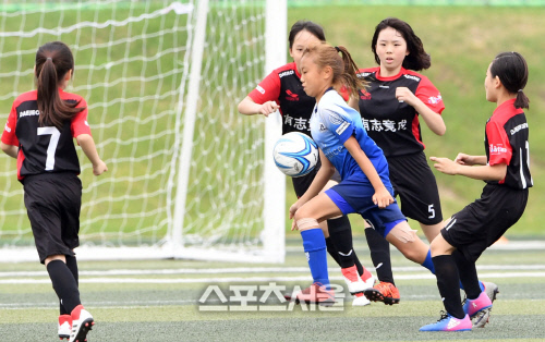 [포토]여왕기축구 초등부 조혜영... 드리블이 좋아요