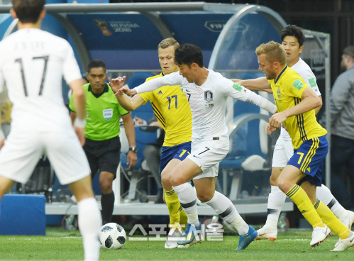 [포토] 손흥민, 상대 수비를 주렁주렁...