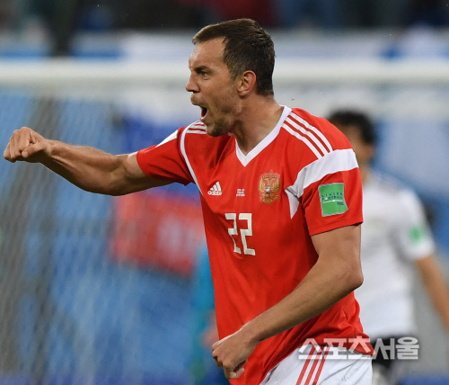 [포토] 러시아의 아르템 주바, 3-0 리드 만드는 추가골의 환호!