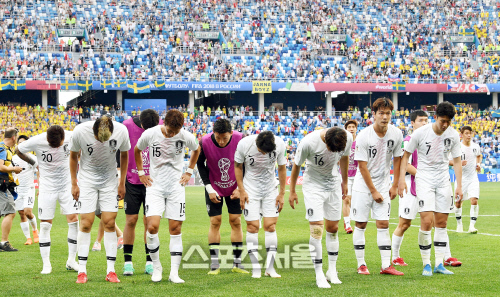 [포토] 고개 숙인 대표팀, \'0-1 석패\' 죄송합니다...