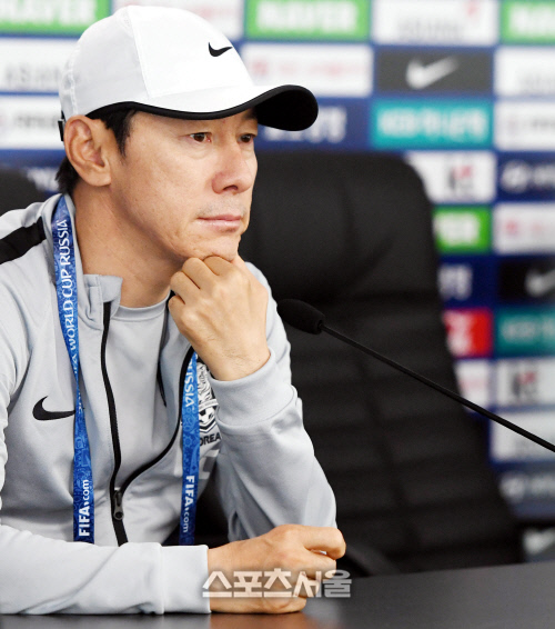 [포토] 신태용 감독, 보안에 강한 러시아 훈련장...만족한다!