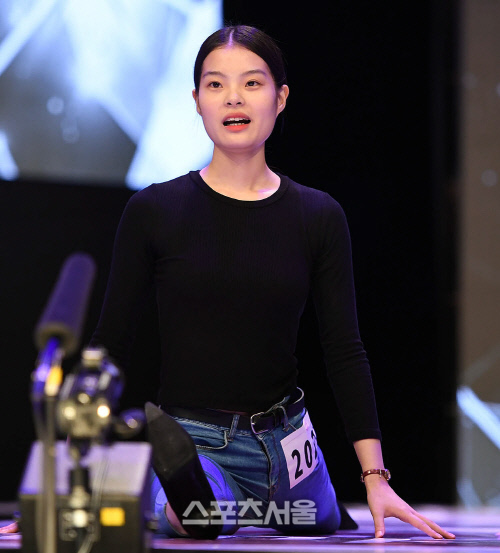 다리를 찢는 SBS ‘슈퍼모델 2018 서바이벌’ 참가자, \'잘하고 있죠~\'[포토]