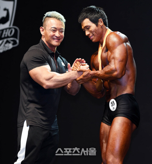 살아있는 전설 김준호의 격려를 받는 경찰 보디빌더 박성용, \'더욱 열심히~\'[포토]