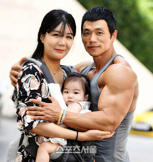 아내와 딸을 꼭 껴안고 있는 \'로보캅\' 박성용, 나의 생명과도 같은 존재죠~[포토]