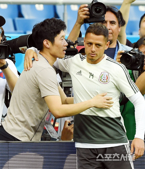 [포토] 멕시코 치차리토, 박지성 알아보더니...포옹!